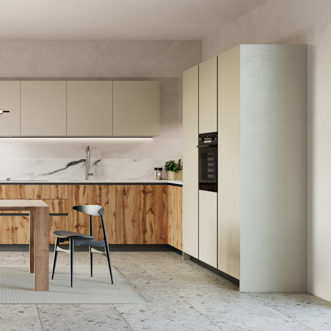 Helle Küche mit Holzfronten, hoher Schrankwand und Arbeitsfläche
